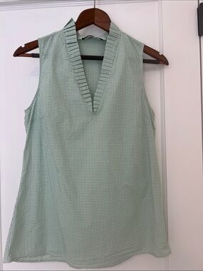 Mudo Sleeveless blouse with Ruffled Neckline